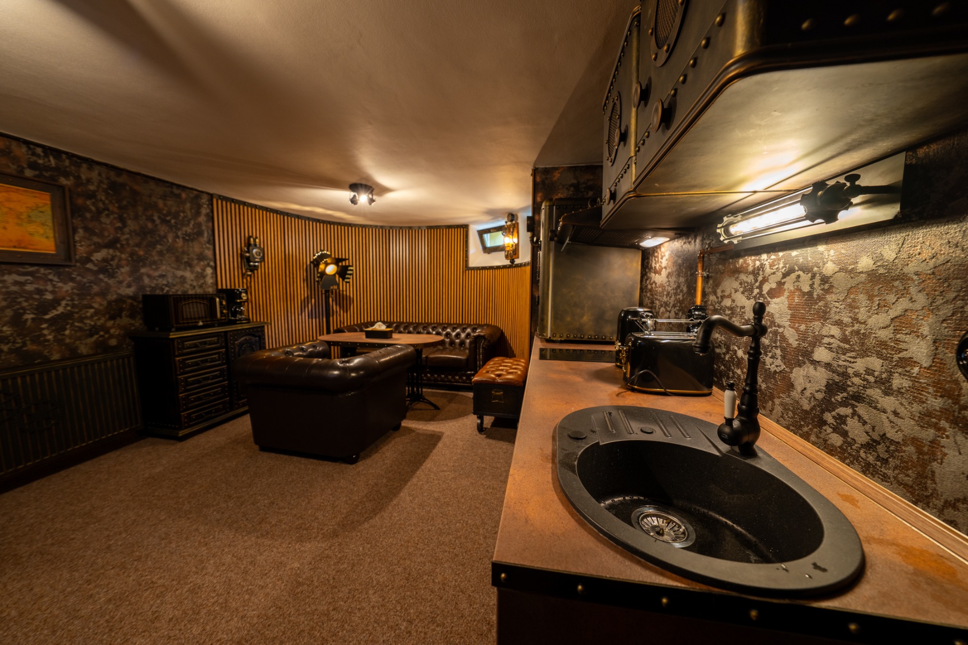 Steampunk apartmán obývák s kuchyňkou 